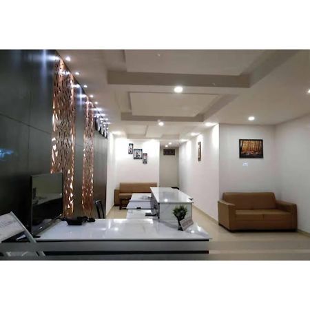 Hotel Meridian Grand 샴샤바드 외부 사진