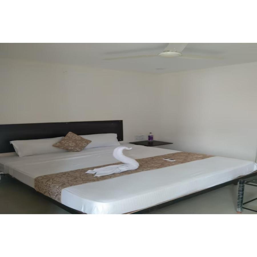 Hotel Meridian Grand 샴샤바드 외부 사진